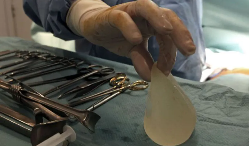 ALERTĂ. Zeci de cazuri de CANCER la sân provocat de un anumit tip de implanturi mamare