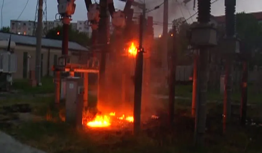Explozie urmată de incendiu la un transformator electric din Hunedoara VIDEO