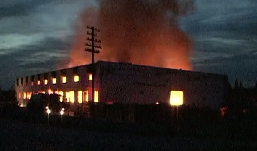 Incendiu de proporţii în Maramureş. Un depozit uriaş a fost făcut scrum VIDEO