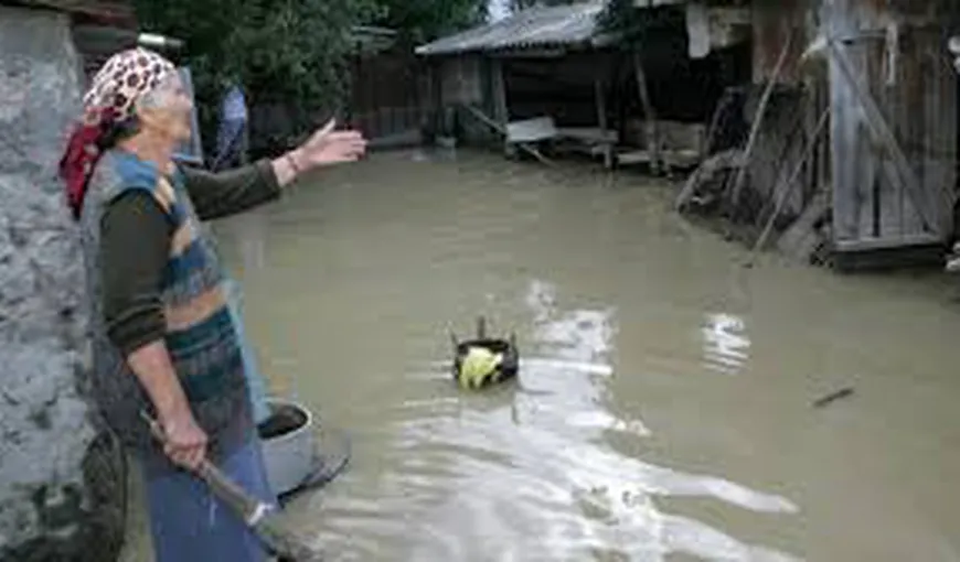 O femeie de 100 de ani din Olt, evacuată după ce locuinţa i-a fost inundată