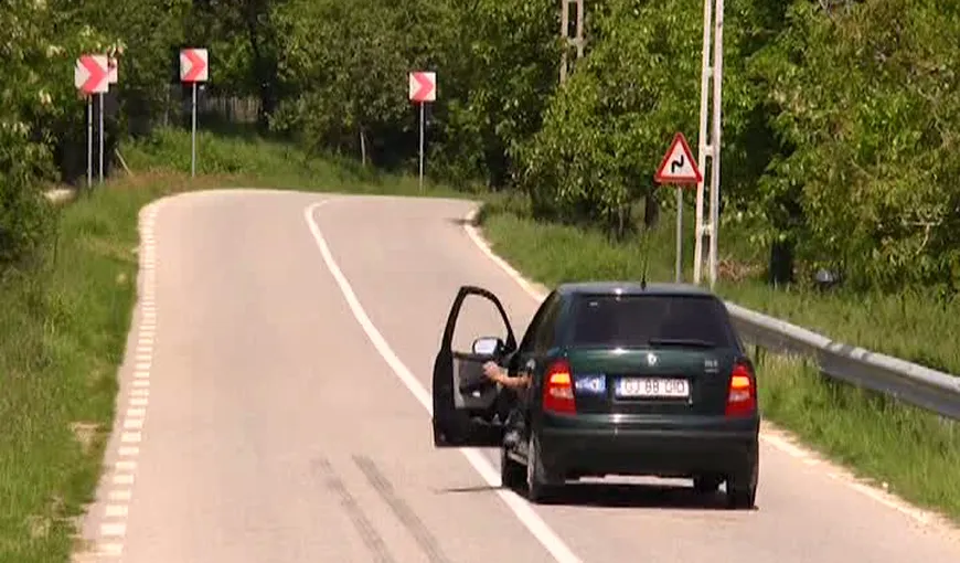 Fenomen BIZAR în Gorj. Maşinile urcă dealul cu motorul oprit VIDEO