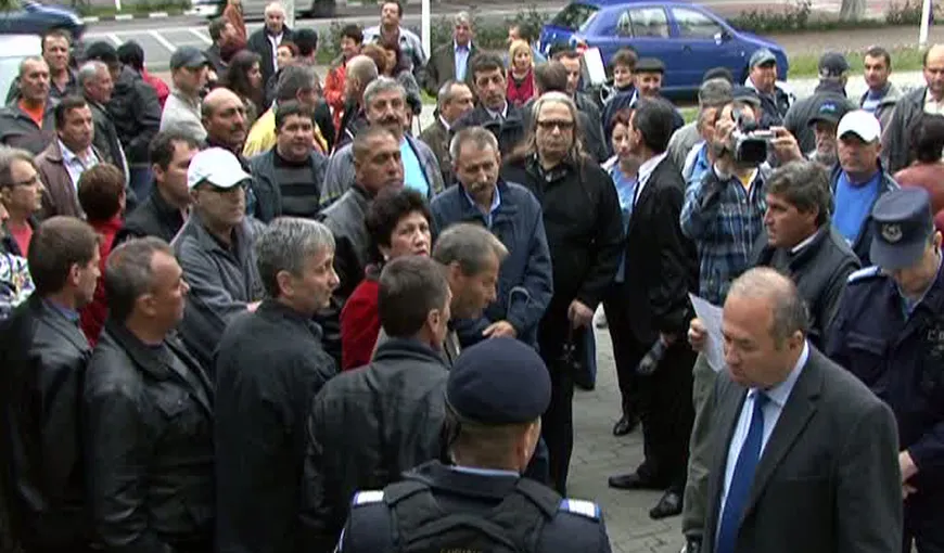 PROTESTE la Oltchim. Zeci de foşti angajaţi solicită plăţile compensatorii VIDEO