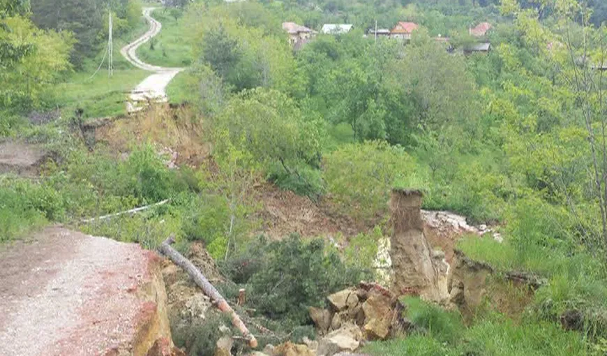 Un sat din Vâlcea este complet izolat după o alunecare de teren VIDEO