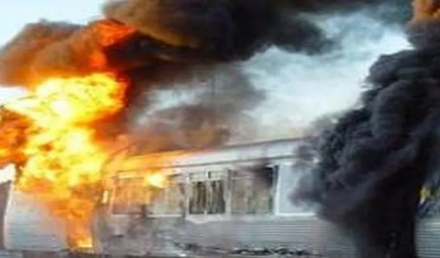 INFERN în tren.O locomotivă a luat foc în mers. Călătorii au coborât ÎNSPĂIMÂNTAŢI de riscul de explozie VIDEO