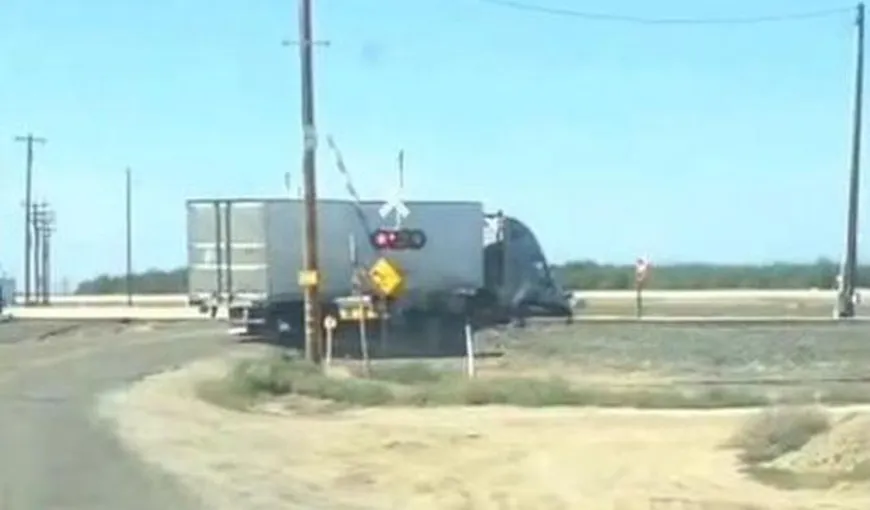 Scenă TERIFIANTĂ! Un camion rămâne blocat pe calea ferată. Ce a urmat este INCREDIBIL. VIDEO