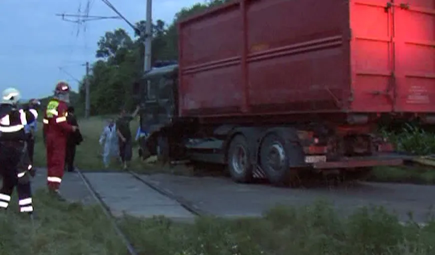 ACCIDENT în Suceava: Un TIR, lovit în plin de un tren personal VIDEO