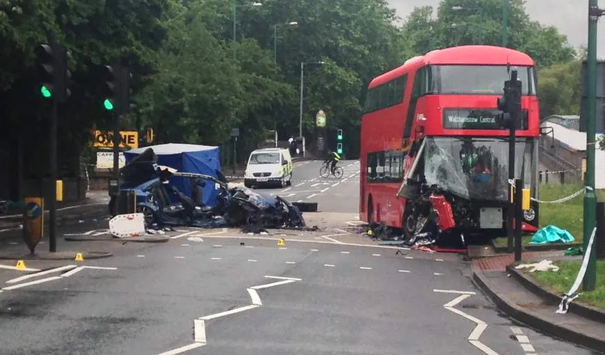 TRAGEDIE la Londra: Un autobuz şi un autoturism au intrat în coliziune. Un mort şi 13 răniţi