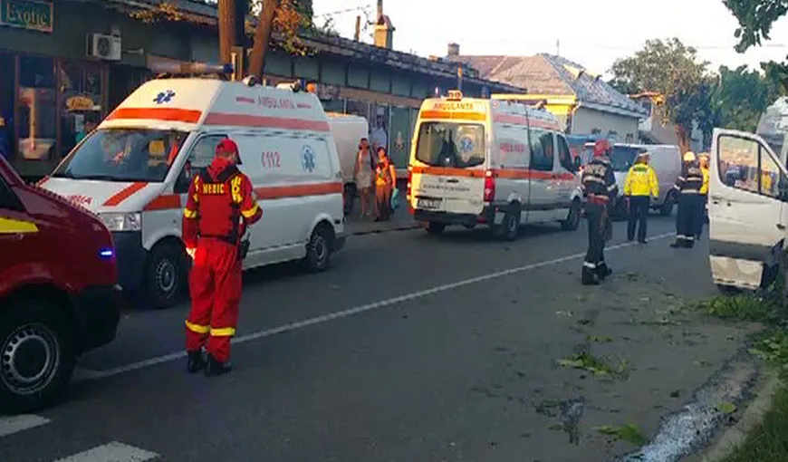 Ambulanţă implicată într-un grav accident de circulaţie. Doi oameni au fost răniţi