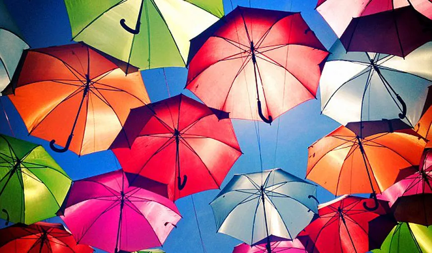 O stradă din Timişoara este acoperită cu 500 de umbrele multicolore VIDEO