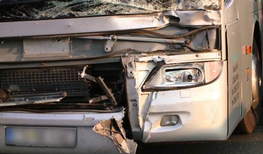 Accident grav de autocar: Şapte persoane au murit