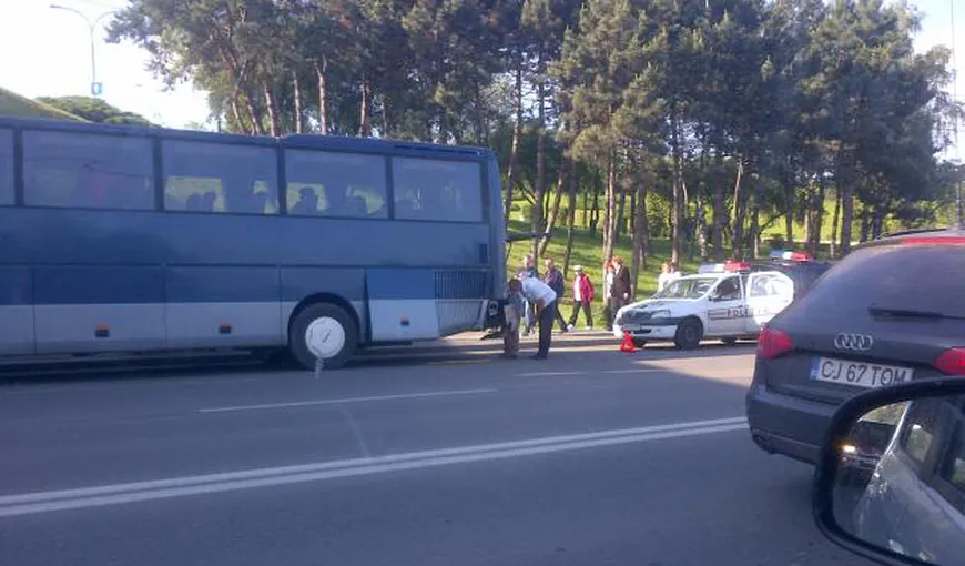 Accident GRAV în Cluj, între un autocar plin cu turişti şi un autoturism. Patru persoane sunt la spital