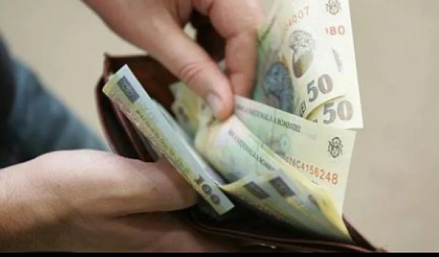 O treime dintre români preferă să îşi ţină banii acasă pentru că nu au încredere în bănci
