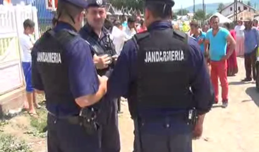 RĂZBOI în stradă între două bande de romi. Mascaţii au intervenit pentru a-i despărţi VIDEO