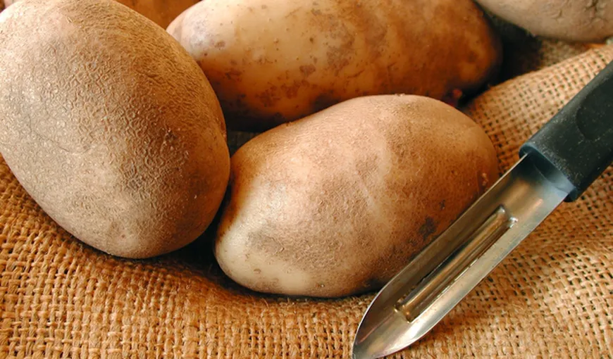 Metoda Dorel de curăţat cartofi face furori pe internet. VIDEO