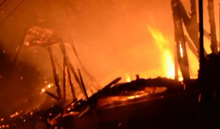 Incendiu violent în municipiul Buzău. Zeci de oameni panicaţi, două case mistuite de flăcări VIDEO