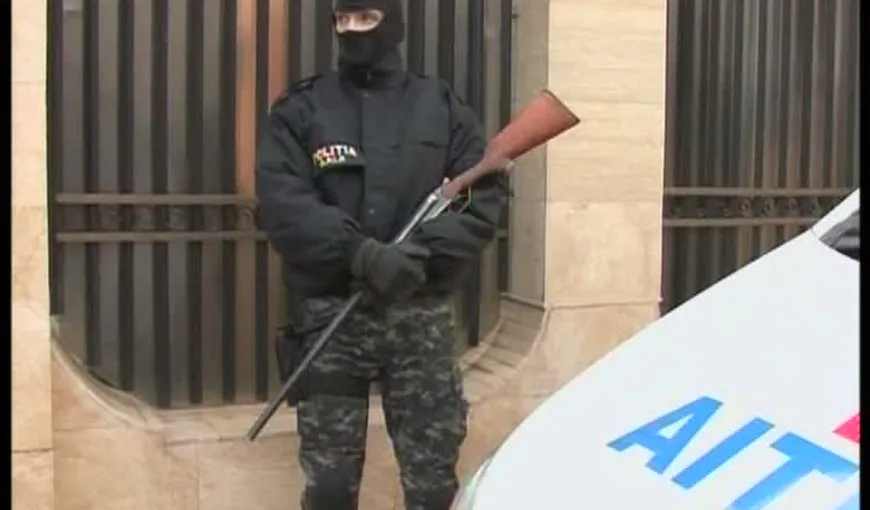 Percheziţii la producătorii de steroizi şi medicamente: Poliţiştii au ridicat mai multe arme de foc