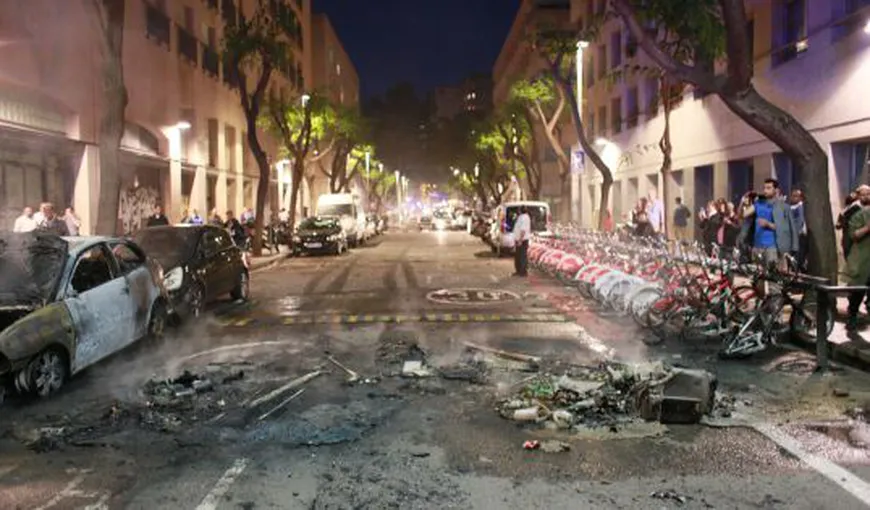 Noapte INCENDIARĂ la Barcelona: MAŞINILE şi tomberoanele din oraş au ars ca TORŢELE VIDEO