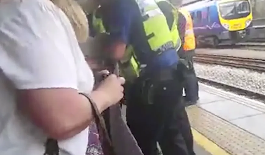 INCREDIBIL! Poliţiştii au agresat un bărbat pentru că îşi cerea drepturile de călătorie VIDEO