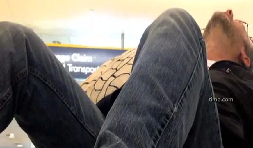 Hilar: Gestul incredibil al unui BĂRBAT care a RĂMAS BLOCAT în AEROPORT o noapte întreagă VIDEO