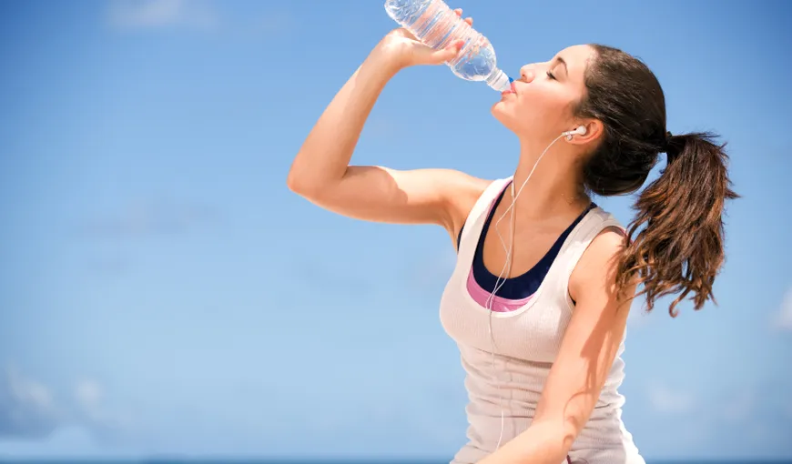 Modalităţi simple să bei mai multă apă