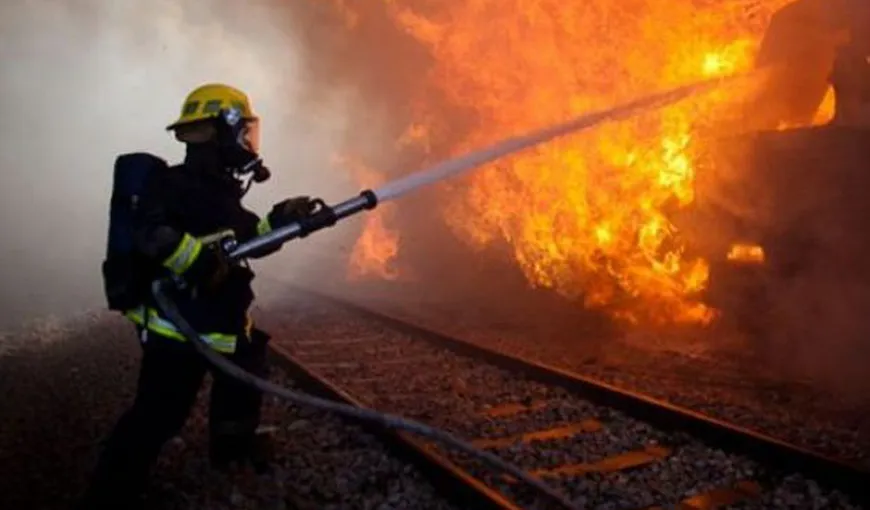 Locomotiva unui marfar a luat foc în apropierea gării din Baia Mare