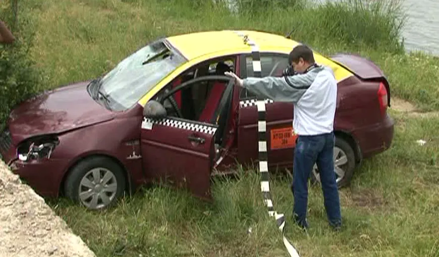 Accident spectaculos în judeţul Suceava! Doi oameni au plonjat cu maşina în albia unui râu
