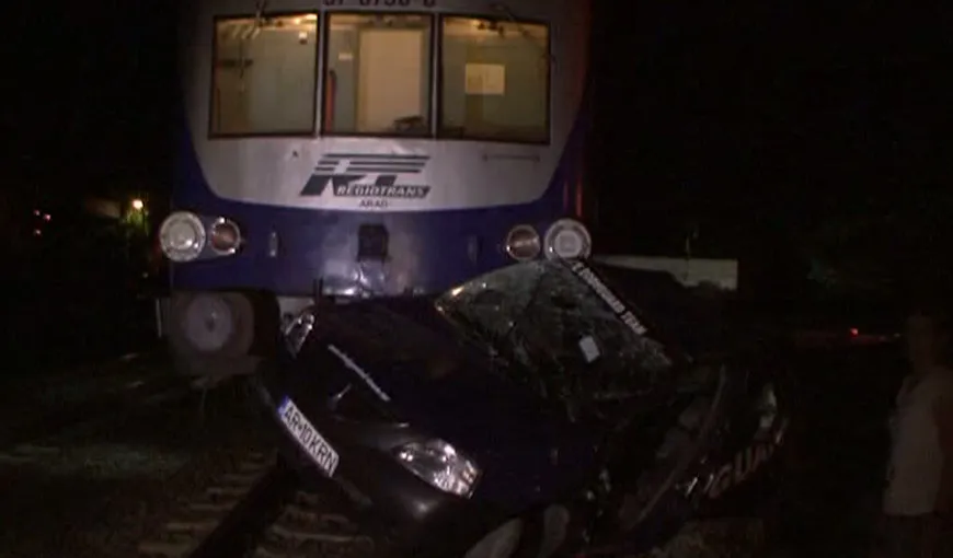 Accident rutier în Arad: O maşină a fost lovită de un tren