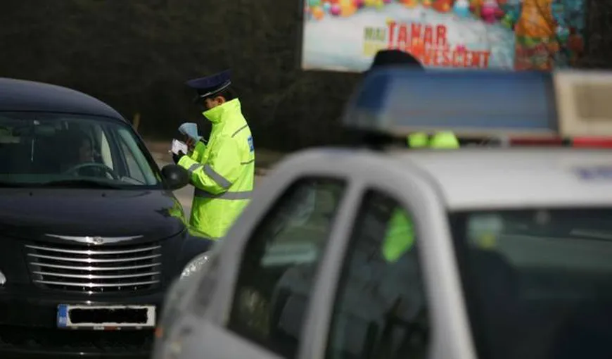 Şofer cu permisul reţinut, prins în flagrant în timp ce încerca să mituiască un poliţist