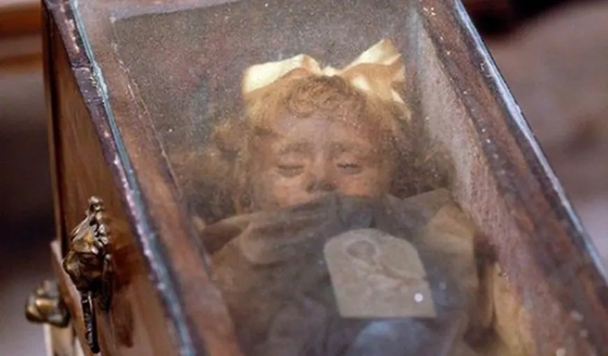 ŞOCANT! O fetiţă mumificată îngrozeşte lumea întreagă. În fiecare zi CLIPEŞTE. VIDEO