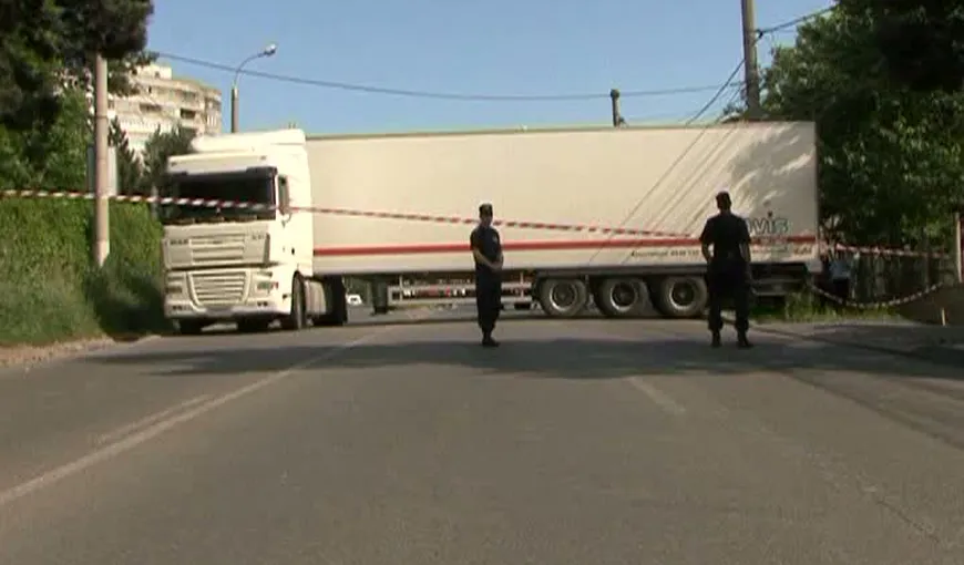 Trafic blocat la Suceava, din cauza unui şofer de TIR din Ucraina care a intrat într-un stâlp