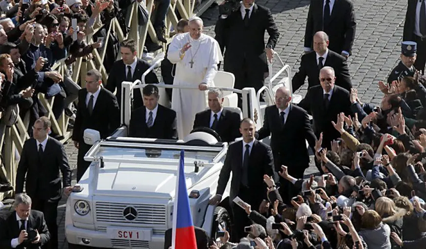 Papa Francisc anunţă că nu va mai folosi papamobilul său blindat: „La vârsta mea nu am nimic de pierdut”