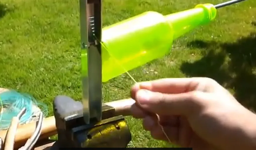 Cum transformi o sticlă de plastic în sfoară, în doar câteva secunde VIDEO