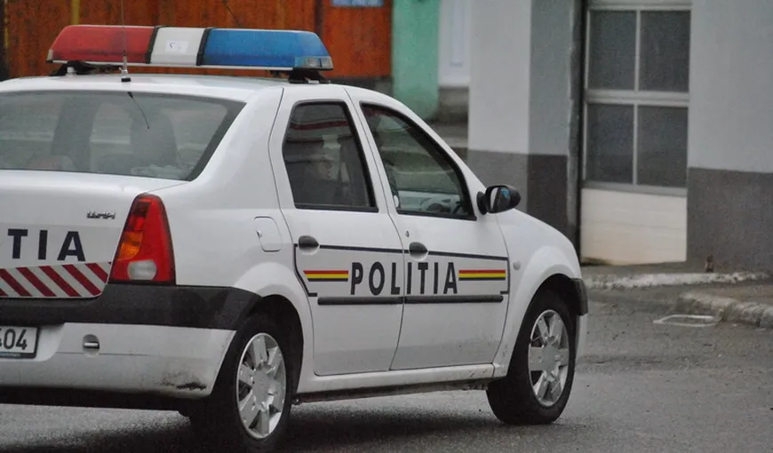Un şofer BEAT şi FĂRĂ PERMIS a încercat să intre într-o maşină de poliţie şi a atacat-o cu sticle