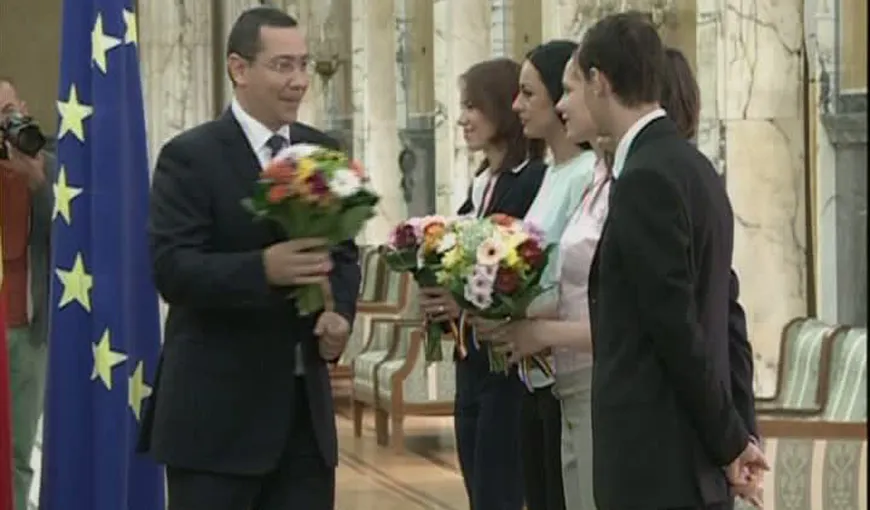 Premierul Ponta a premiat echipa feminină de spadă, medaliată cu aur la CE din Fraţa VIDEO