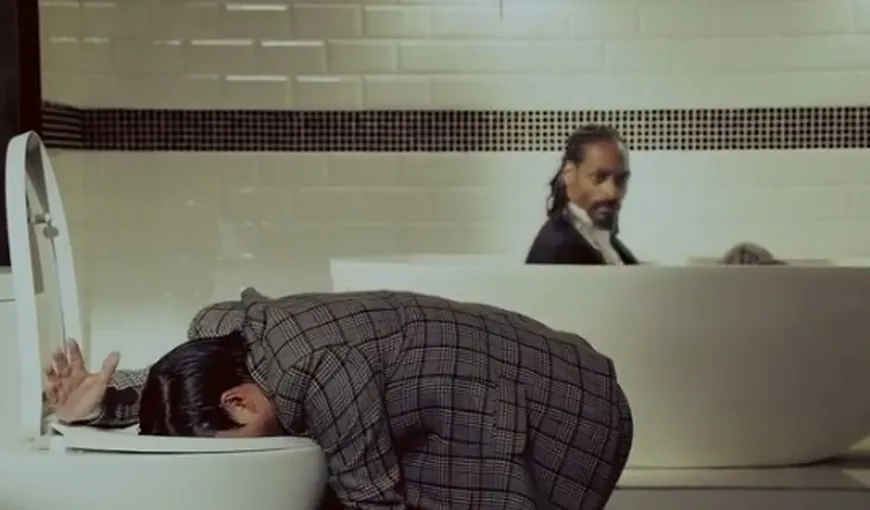 PSY a lansat un NOU HIT alături de Snoop Dog: În videoclip, sud coreeanul VOMITĂ în TOALETĂ VIDEO