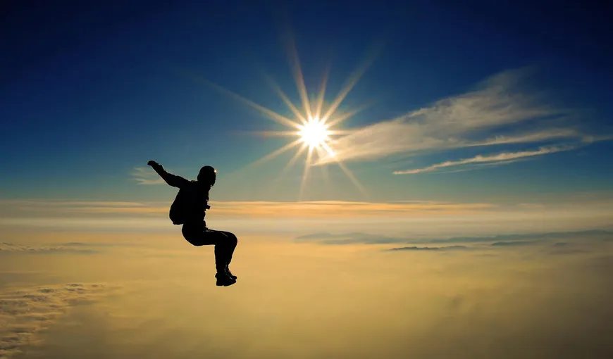 Clipe de groază pentru un tânăr, în timpul unui salt cu paraşuta: A fost la un pas de moarte VIDEO