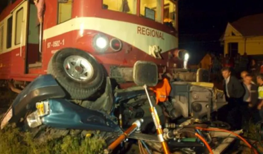 ACCIDENT GRAV. O locomotivă a lovit în plin o maşină: doi morţi şi trafic blocat între Craiova şi Slatina