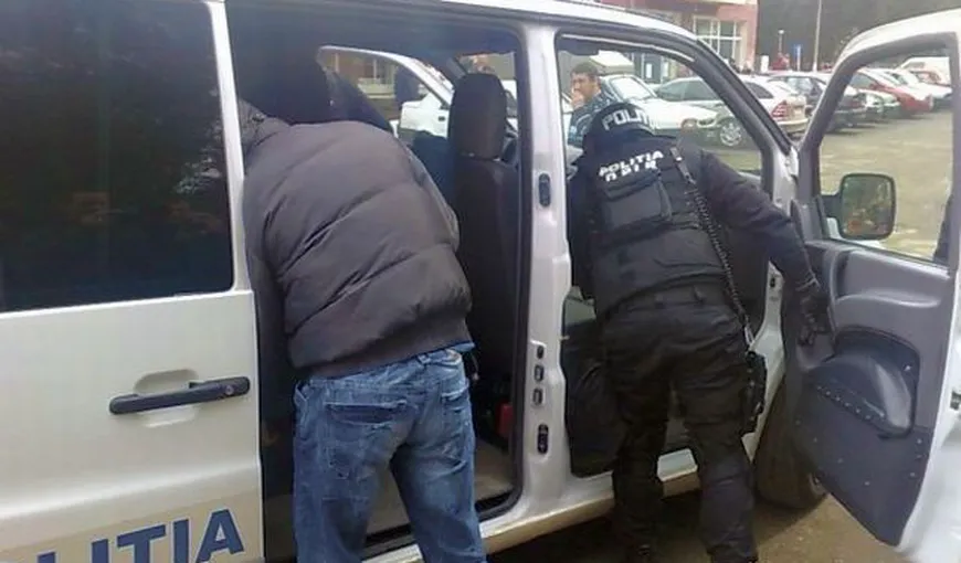 Trei traficanţi de droguri din Vrancea, reţinuţi de procurorii DIICOT