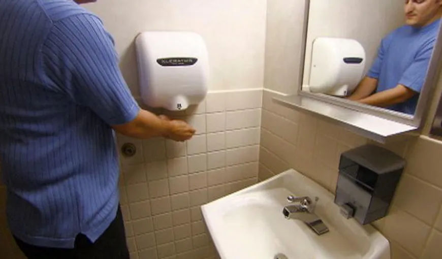 De ce să nu foloseşti NICIODATĂ uscătoarele de mâini din toaletele publice