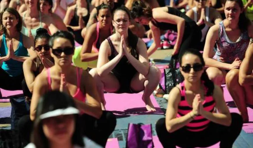 Mii de yoghini au întâmpinat solstiţiul de vară în Piaţa Times Square din New York VIDEO
