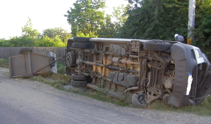 ACCIDENT GRAV în Cluj. Un microbuz cu 16 persoane s-a izbit de un stâlp