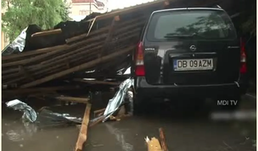 Imagini INCREDIBILE după o vijelie, în Târgovişte. Acoperişul unui bloc, SMULS şi CĂZUT pe maşini VIDEO