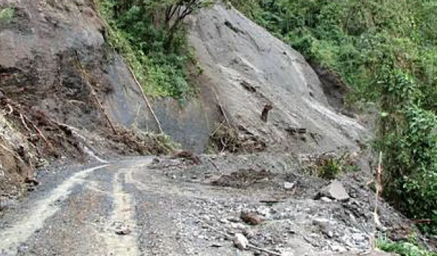 Trafic îngreunat pe mai multe drumuri naţionale, din cauza alunecărilor de teren. Vezi unde sunt probleme