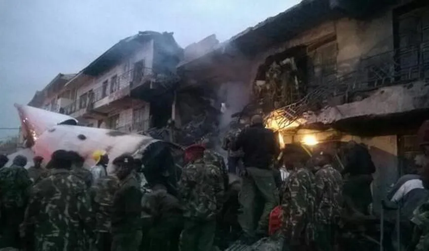 Accident în Kenya: Un avion-cargo s-a PRĂBUŞIT peste o CLĂDIRE