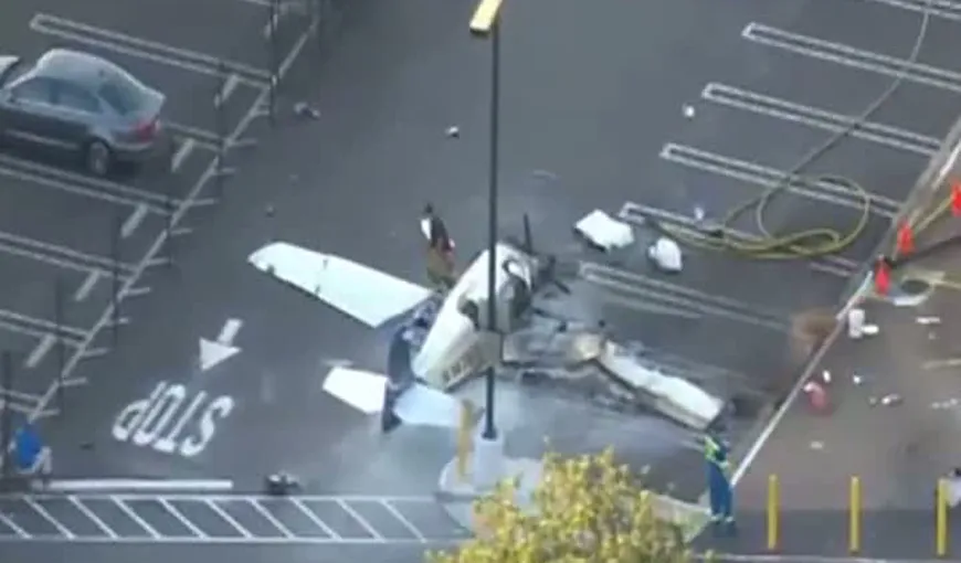 Un avion s-a PRĂBUŞIT peste parcarea unui SUPERMARKET