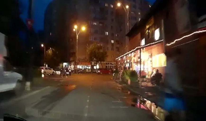 BĂTAIE în TRAFIC, SCENE ULUITOARE: Un tânăr s-a luat la pumni cu un taximetrist VIDEO