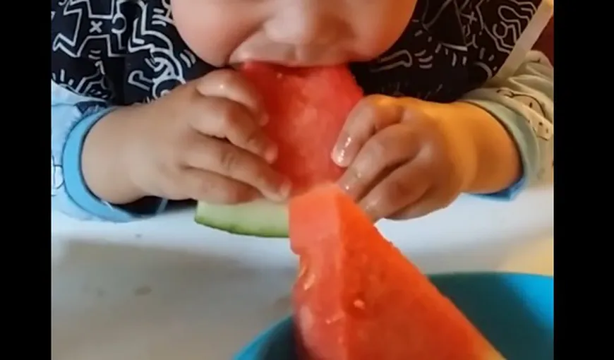 Cel mai DRĂGUŢ COPIL al verii. Reacţia unui BEBELUŞ atunci când mănâncă pepene pentru prima oară VIDEO