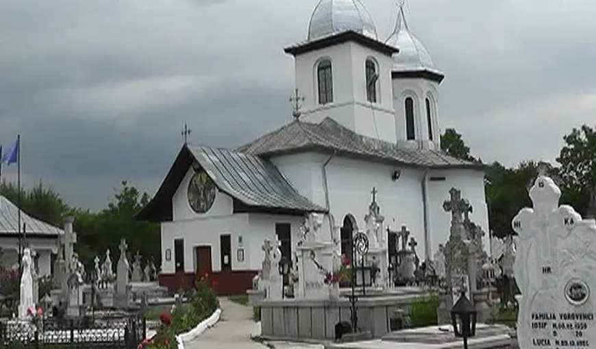 Mai mulţi hoţi au furat banii dintr-o biserică şi au profanat câteva morminte VIDEO
