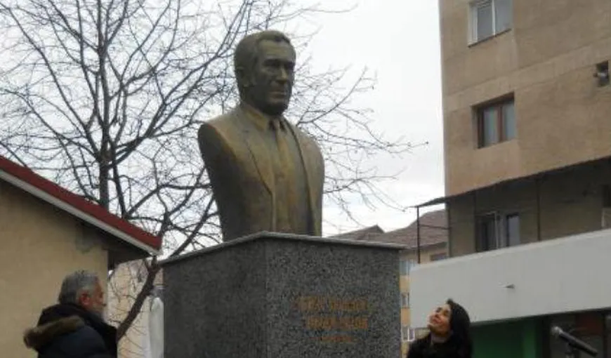 Doi tineri nu au mai putut rezista tentaţiei: Sex în public, lângă statuia lui Sergiu Nicolaescu din Tg. Jiu