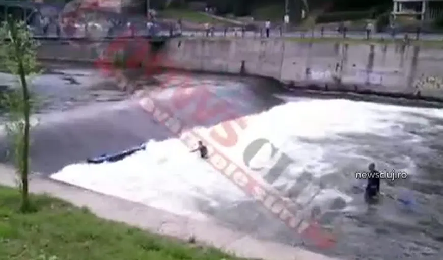 Rafting în centrul Clujului. Doi tineri s-au răsturnat cu caiacul într-o cascadă VIDEO